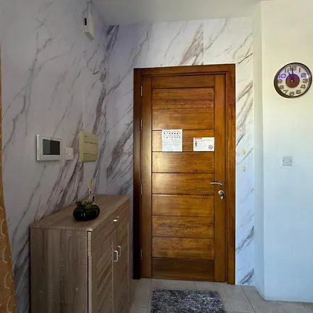 Luxury Penthouse With Stunning Views, Spacious Balcony & Prime Location Apartman