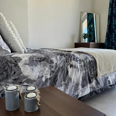 Apartman Luxury Penthouse With Stunning Views, Spacious Balcony & Prime Location *
