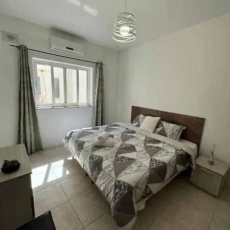 Appartamento Luxury Penthouse With Stunning Views, Spacious Balcony & Prime Location *