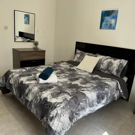 Luxury Penthouse With Stunning Views, Spacious Balcony & Prime Location Appartamento *