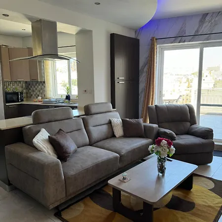 Appartamento Luxury Penthouse With Stunning Views, Spacious Balcony & Prime Location