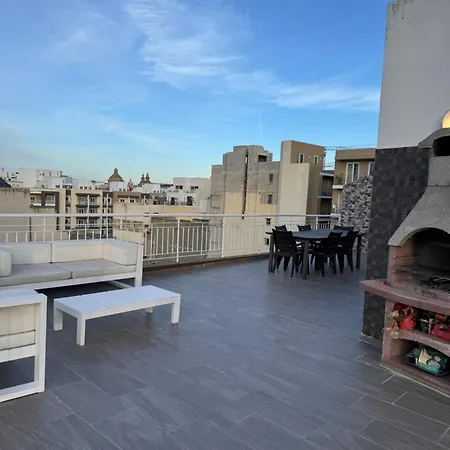 Appartamento Luxury Penthouse With Stunning Views, Spacious Balcony & Prime Location *
