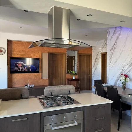 Apartman Luxury Penthouse With Stunning Views, Spacious Balcony & Prime Location *