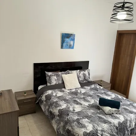 Luxury Penthouse With Stunning Views, Spacious Balcony & Prime Location Apartman