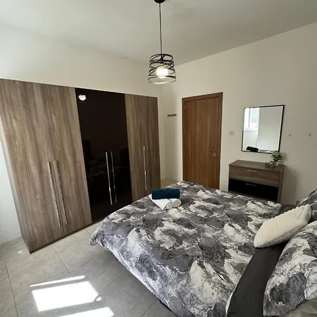 Luxury Penthouse With Stunning Views, Spacious Balcony & Prime Location *