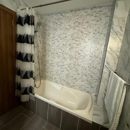 Luxury Penthouse With Stunning Views, Spacious Balcony & Prime Location Appartamento