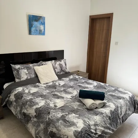Appartamento Luxury Penthouse With Stunning Views, Spacious Balcony & Prime Location *