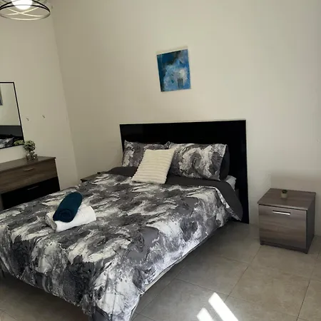 Apartman Luxury Penthouse With Stunning Views, Spacious Balcony & Prime Location *