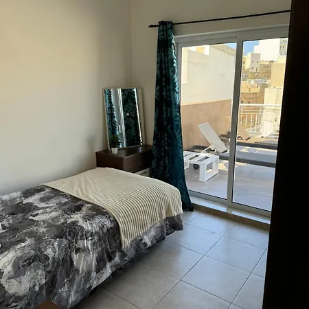 Apartman Luxury Penthouse With Stunning Views, Spacious Balcony & Prime Location *