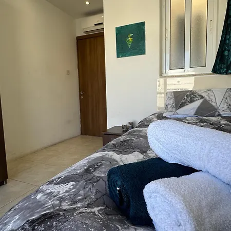 Apartman Luxury Penthouse With Stunning Views, Spacious Balcony & Prime Location *